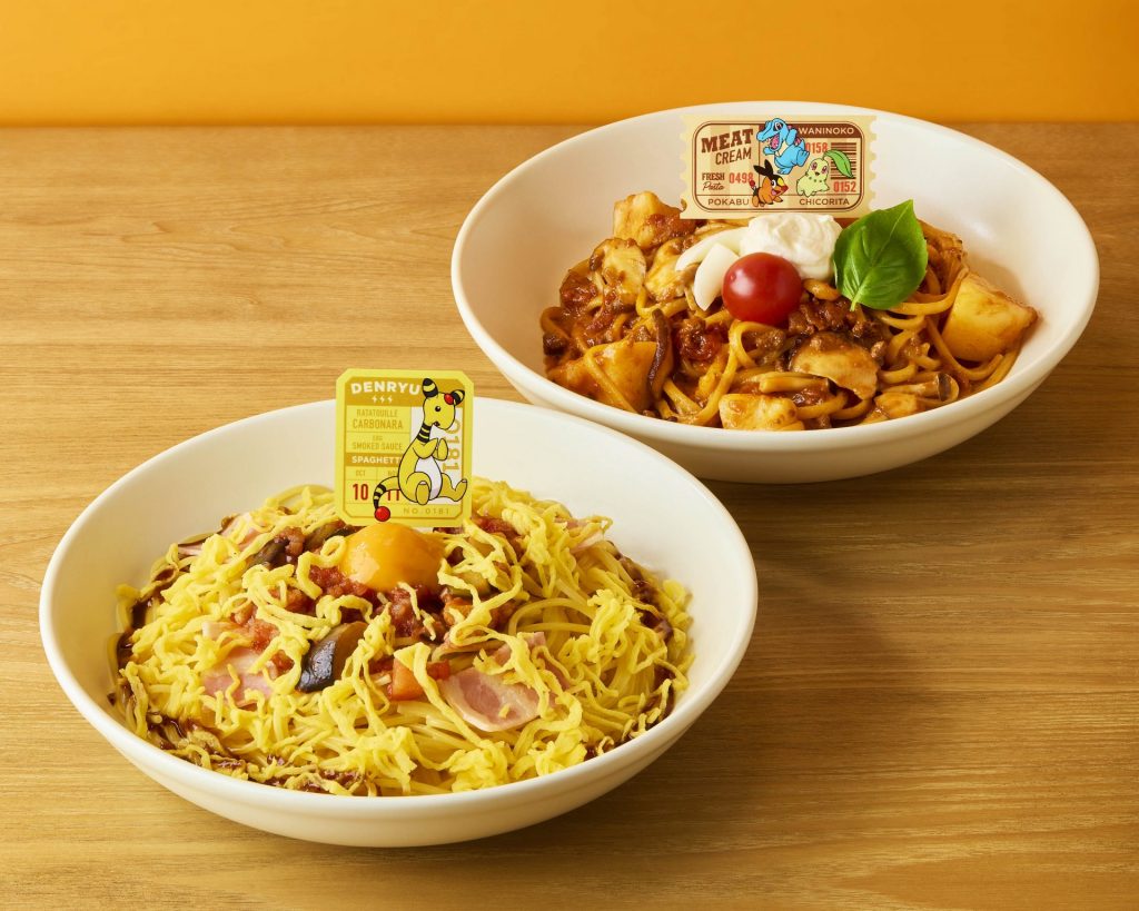 左）デンリュウのラタトゥイユカルボナーラ、右）チコリータ・ポカブ・ワニノコの仲良しミートクリーム　生パスタ（各1870円）　(C)2025 Pokemon. (C)1995-2025 NintendoCreatures Inc.GAME FREAK inc.